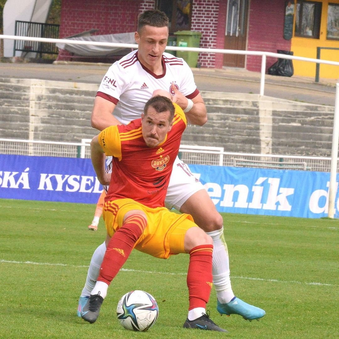 BÉČKO ??? Ani naše rezerva nám včera nějakou velkou radost neudělala, když remizovala na Julisce s @fkduklapraha ve @fnliga 2:2. Tenhle zápas se měl jednoznačně vyhrát, ve dvacáté minutě to mělo být 3:0 a nebylo by co řešit, škoda. Potěšil aspoň dvougólový Matyáš Kozák, který začíná navazovat na svou střeleckou potenci z dob před zraněním. Jinak to byl pěkný výjezd do Dejvic, sluníčko, buřty, pivko, cmunda, prostě příjemný začátek soboty ???? Celou kompletní fotogalerii z tohoto utkání si můžete prohlédnout na našem webu spartaforever.cz #acsparta #fkdukla @fnliga #spartaforever #spartatempo